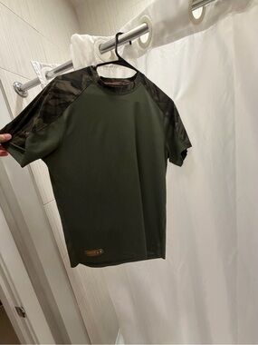 UA men’s M combine shirt
